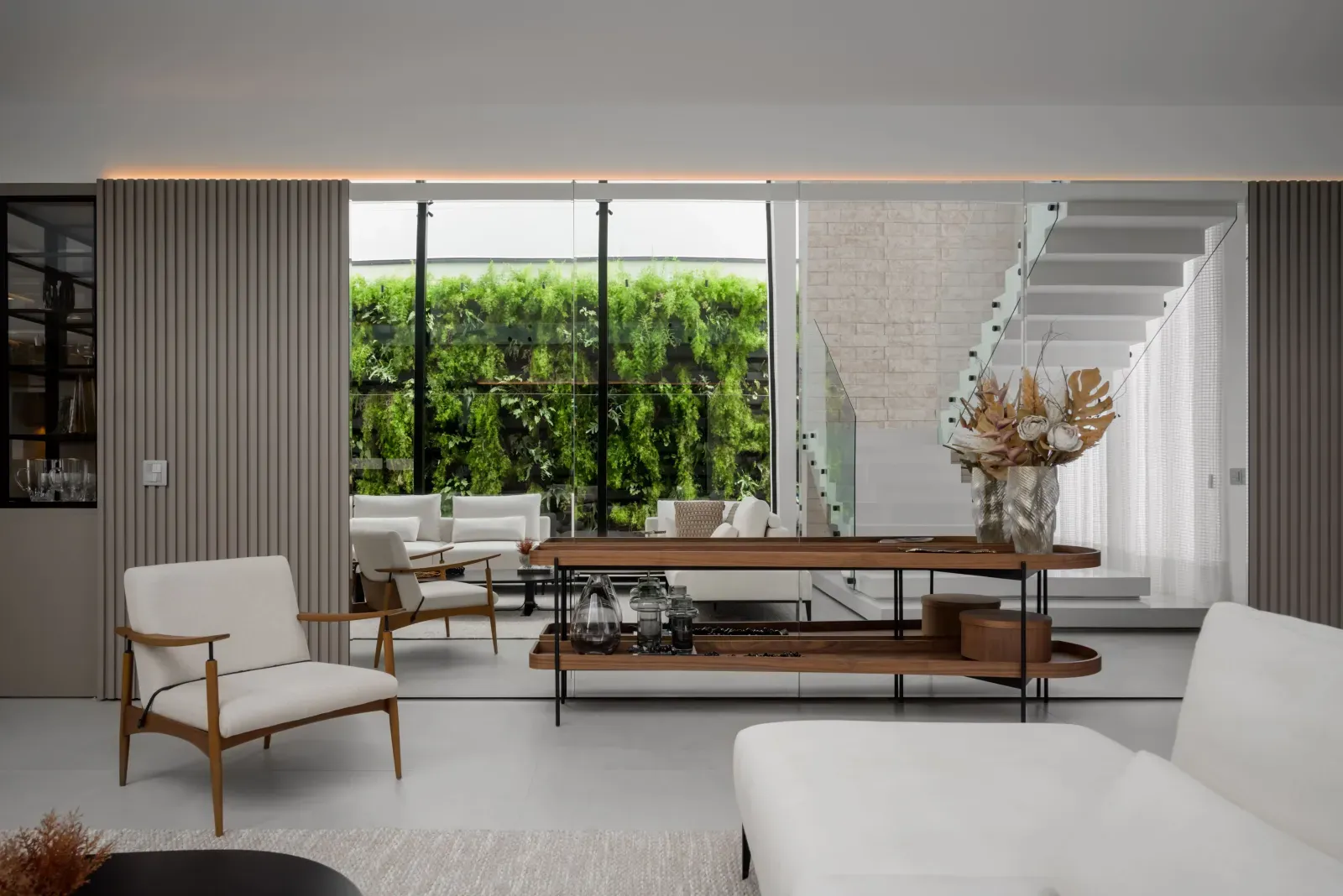 Interior com design rústico contemporâneo e pedras naturais